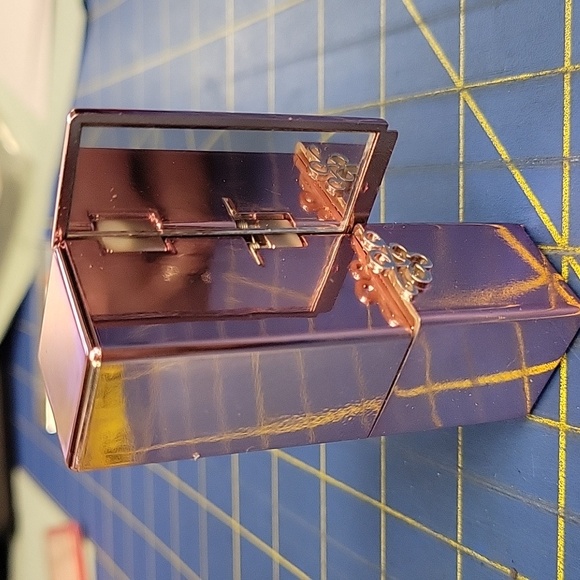 Starry Brand Pink Lipstick Built in Mirror on Tube Cap New - Picture 4 of 5